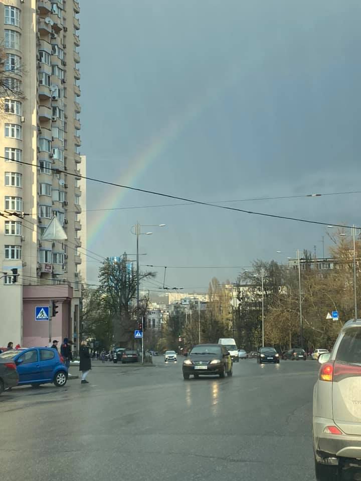 Над небом Киева раскинулась восхитительная радуга-мост: "весенняя природа незабываемая!" (фото)