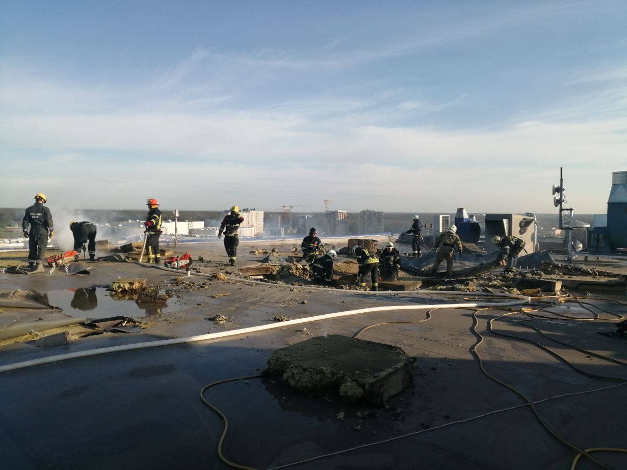 У Києві горіла адмінбудівля "Епіцентру": полум'я гасили 40 пожежників на 10 машинах (фото)