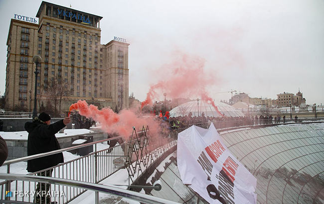 У центрі Києва активісти почали розбирати конструкції на Майдані
