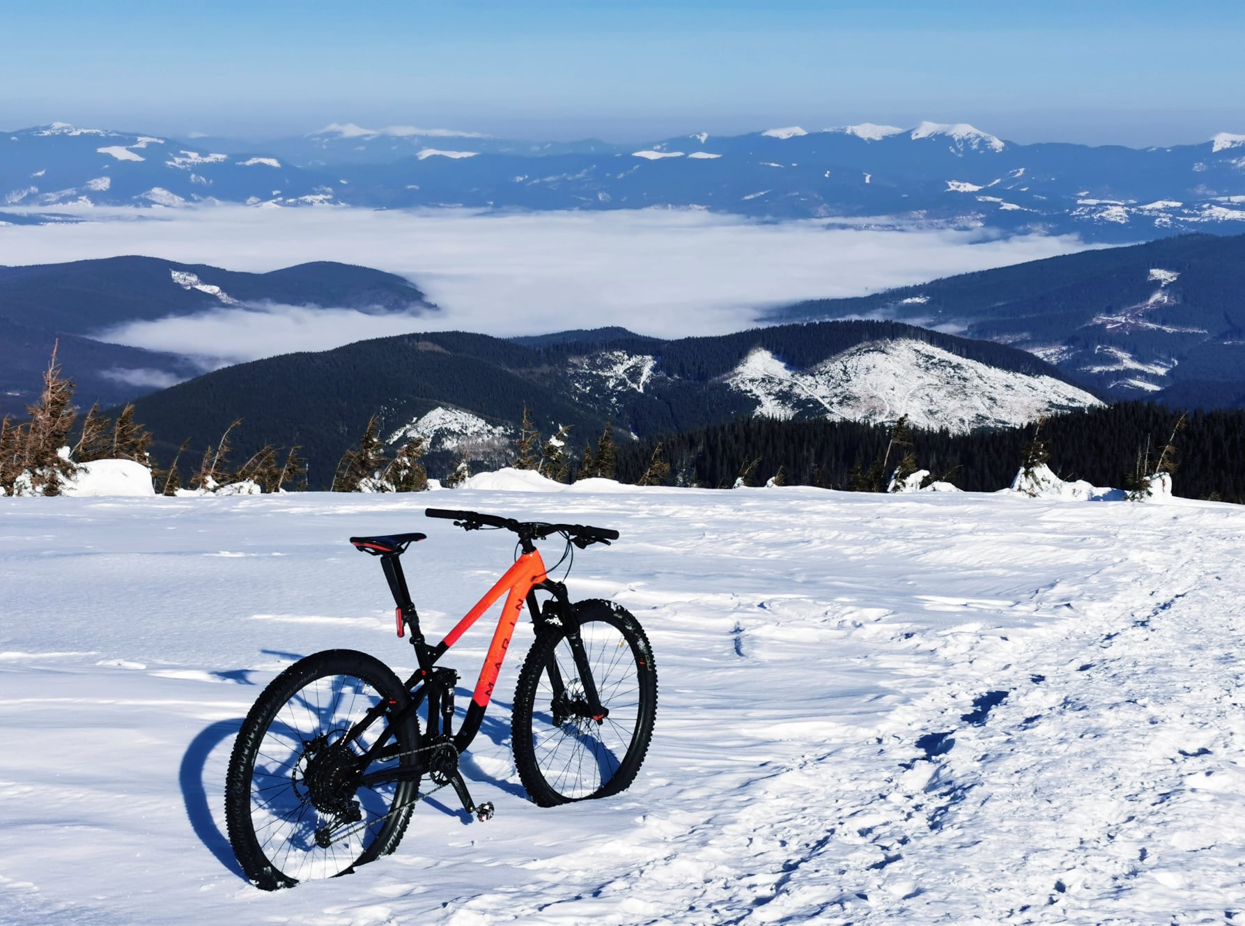 Украинец на велосипеде покорил заснеженную Говерлу: впечатляющие фото