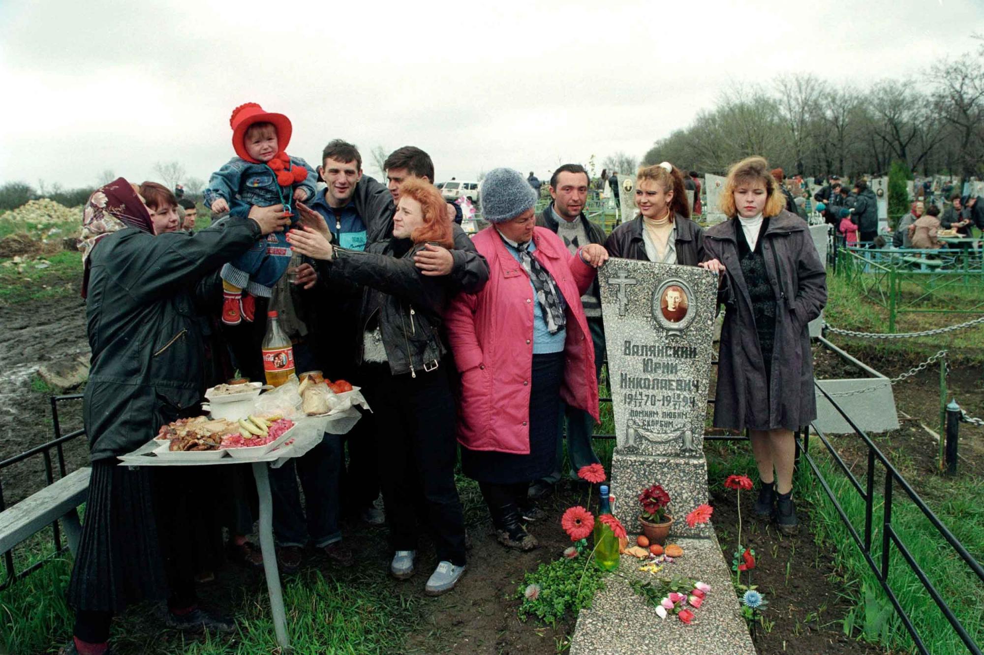 Луганчанин раскрыл особенности поминальных дней на Донбассе: "так было принято у нас" (фото)
