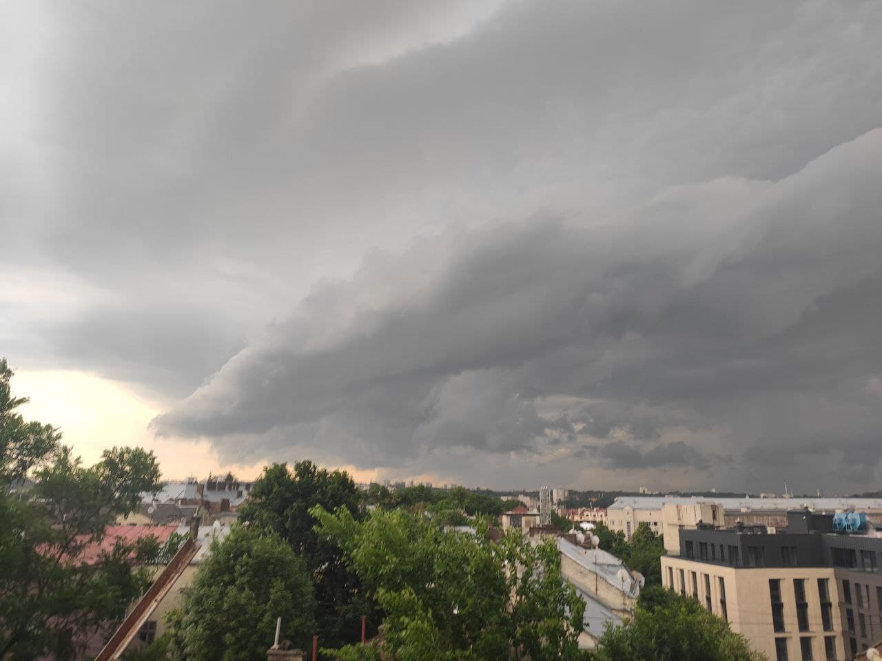 Ураган с мощным ливнем и градом снова накрыл Львов: видео и фото буйства стихии