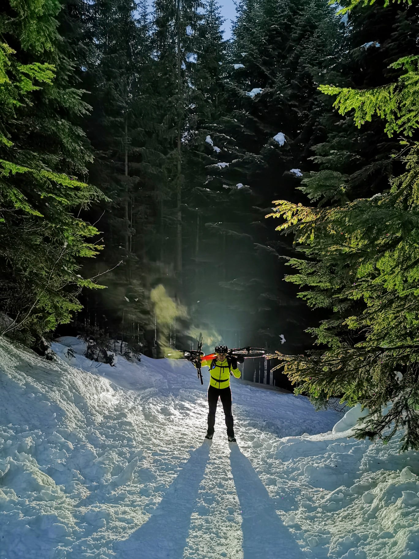 Украинец на велосипеде покорил заснеженную Говерлу: впечатляющие фото