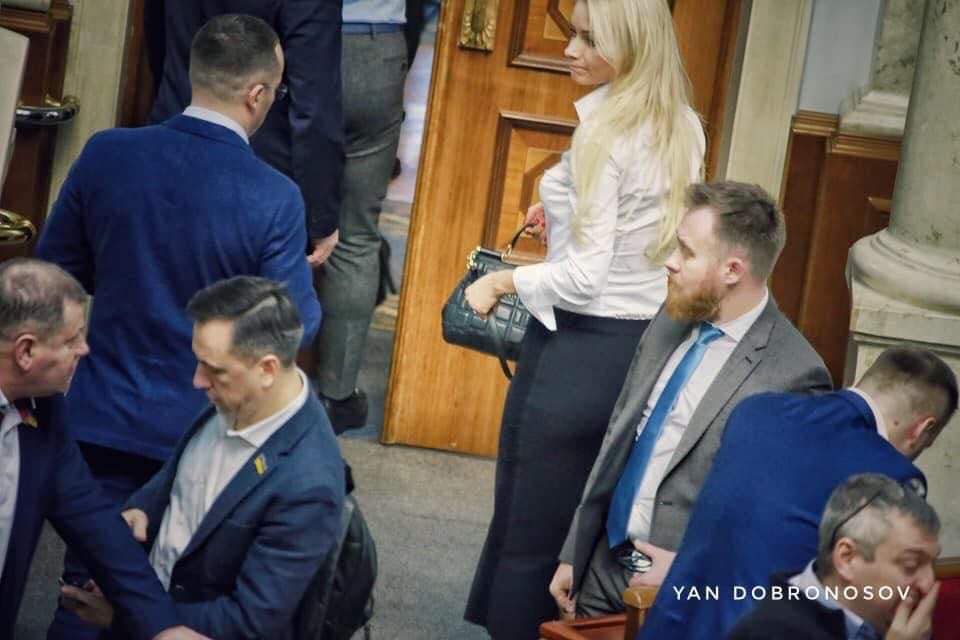 Нардеп "выгуляла" в Раду новую модную сумочку за 70 тысяч (фото)