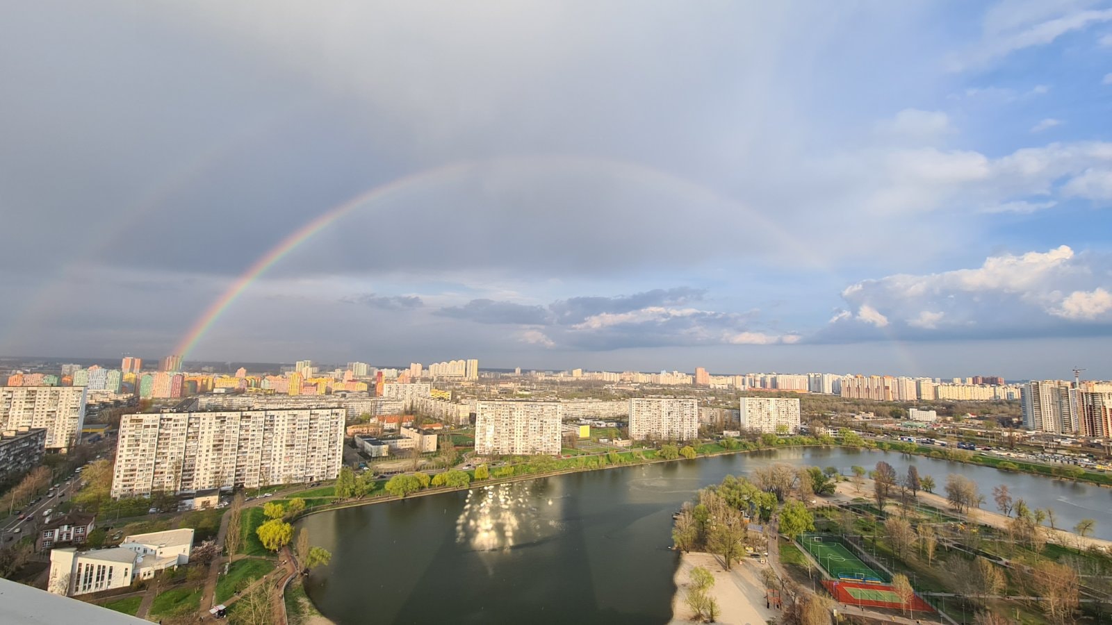 Над небом Киева раскинулась восхитительная радуга-мост: "весенняя природа незабываемая!" (фото)
