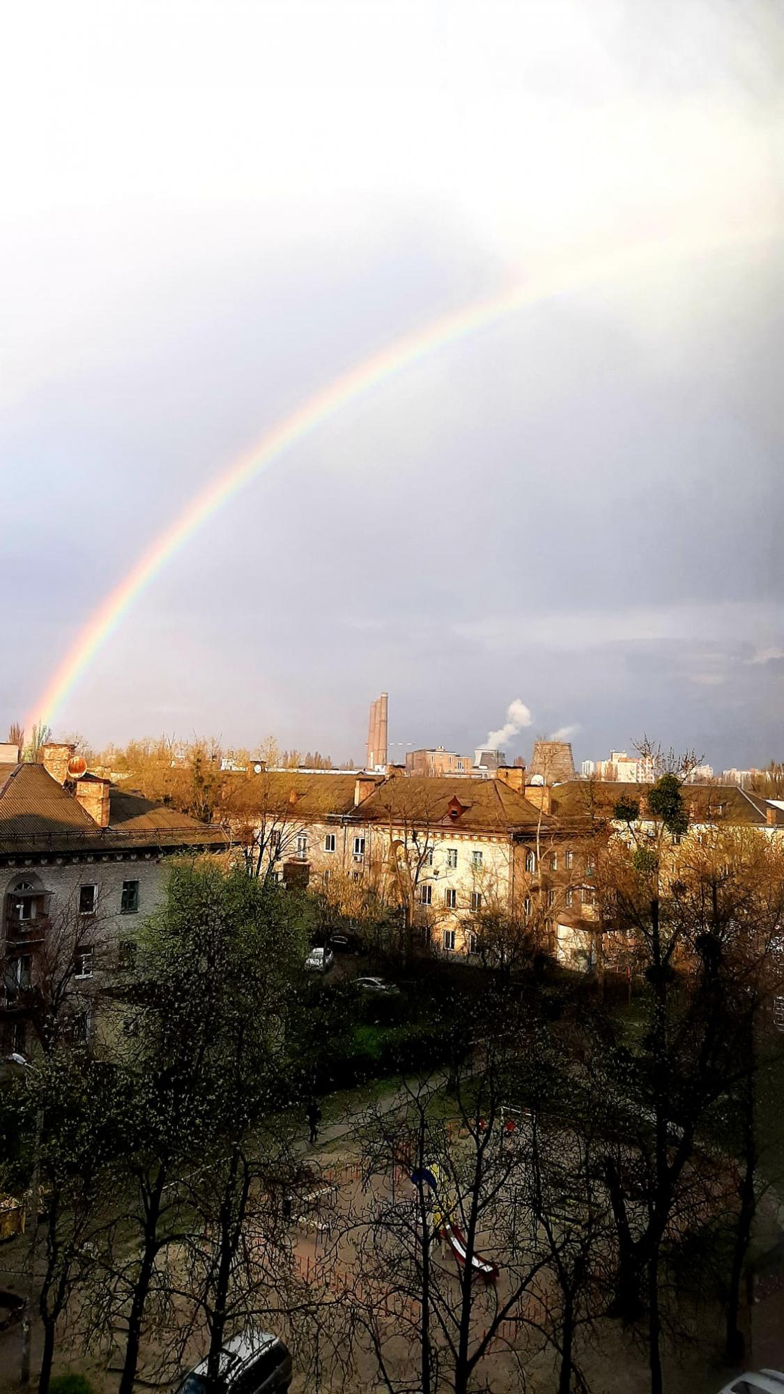 Над небом Киева раскинулась восхитительная радуга-мост: "весенняя природа незабываемая!" (фото)