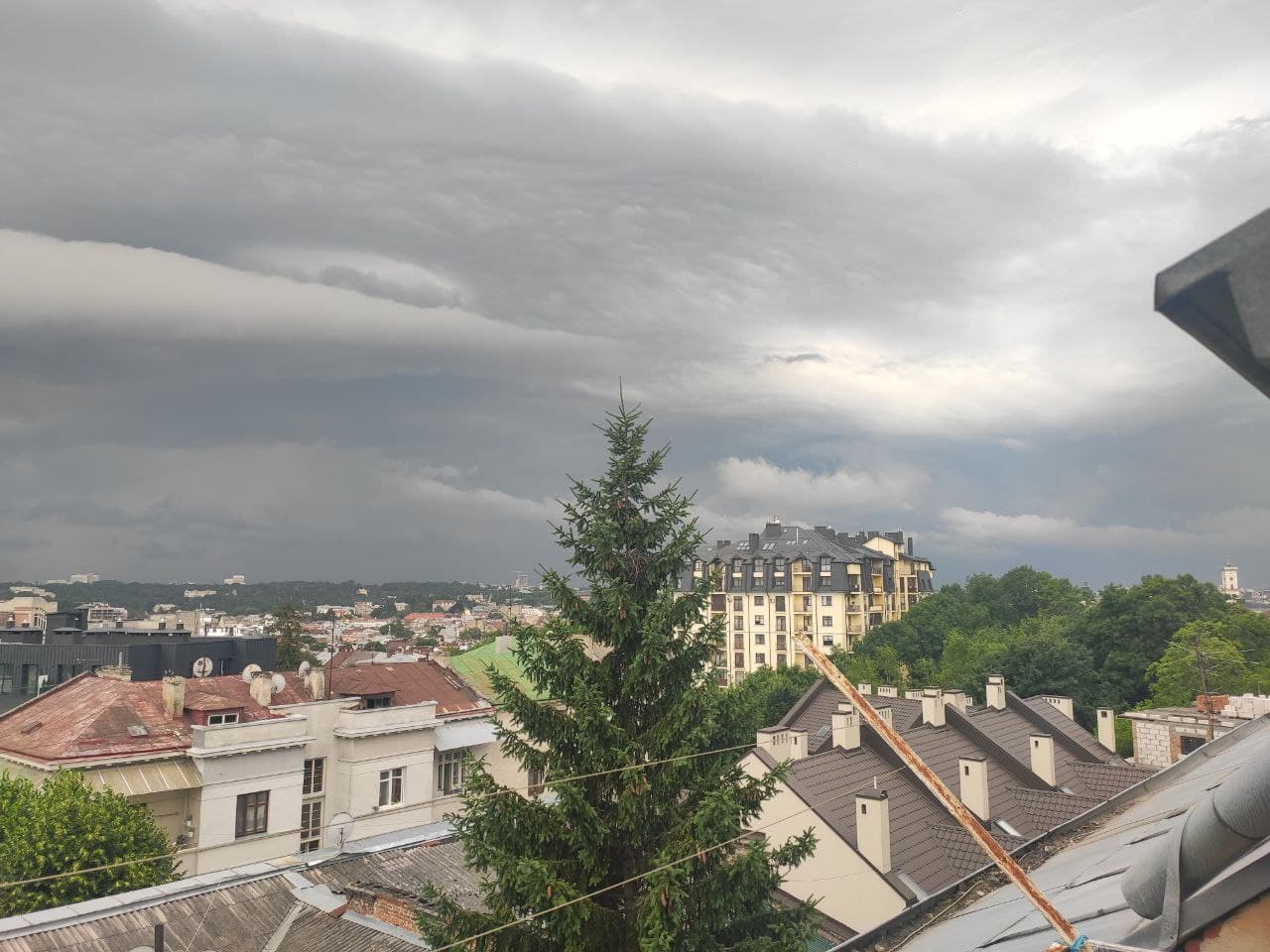 Ураган с мощным ливнем и градом снова накрыл Львов: видео и фото буйства стихии