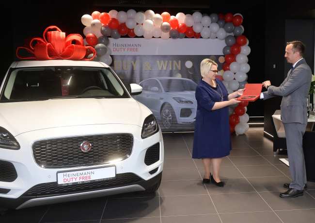 Компания Heinemann Duty Free вручила победителю промо-акции Buy &amp; Win новый Jaguar E-Pace