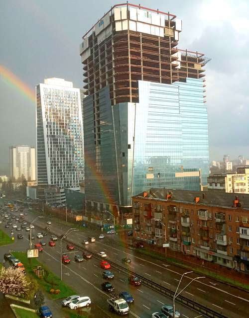 Над небом Киева раскинулась восхитительная радуга-мост: "весенняя природа незабываемая!" (фото)