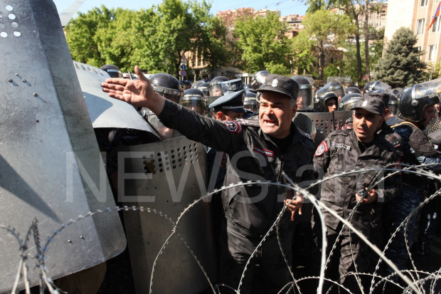 Полиция применила спецсредства против протестующих в Ереване
