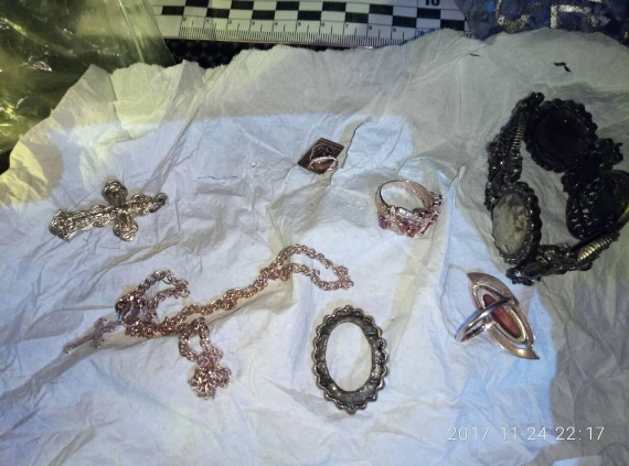 На Закарпатті поліція виявила автомобіль з набоями і наркотиками