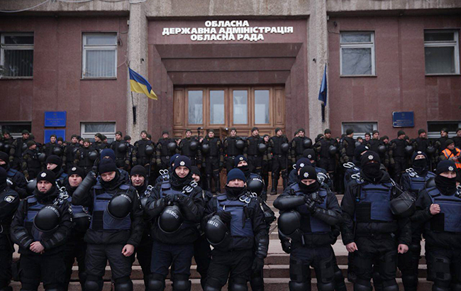 У Миколаєві мітингувальники вимагають відставки голови ОДА Савченка