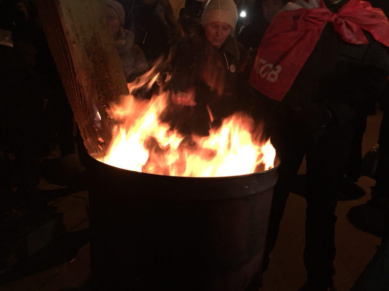 Прихильники Саакашвілі принесли бочки і шини під будівлю СБУ