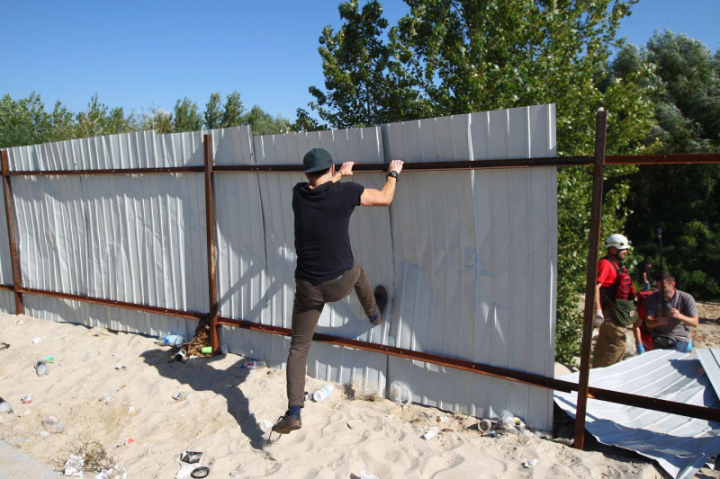 На місці скандальної забудови на Осокорках знову сталися сутички