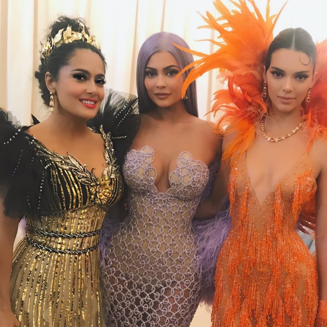 Стройная и знойная: 52-летняя Сальма Хайек блистает в золотистом платье от Gucci