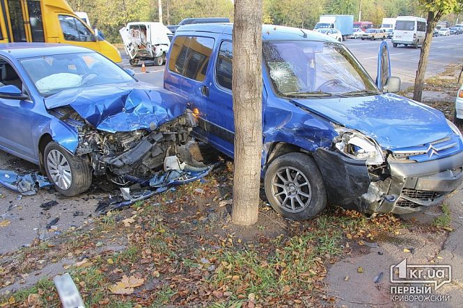 В Кривом Роге столкнулись пять авто: девять пострадавших