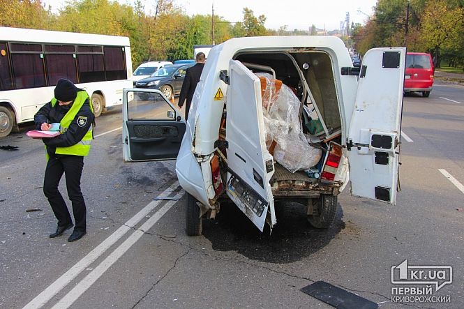 В Кривом Роге столкнулись пять авто: девять пострадавших