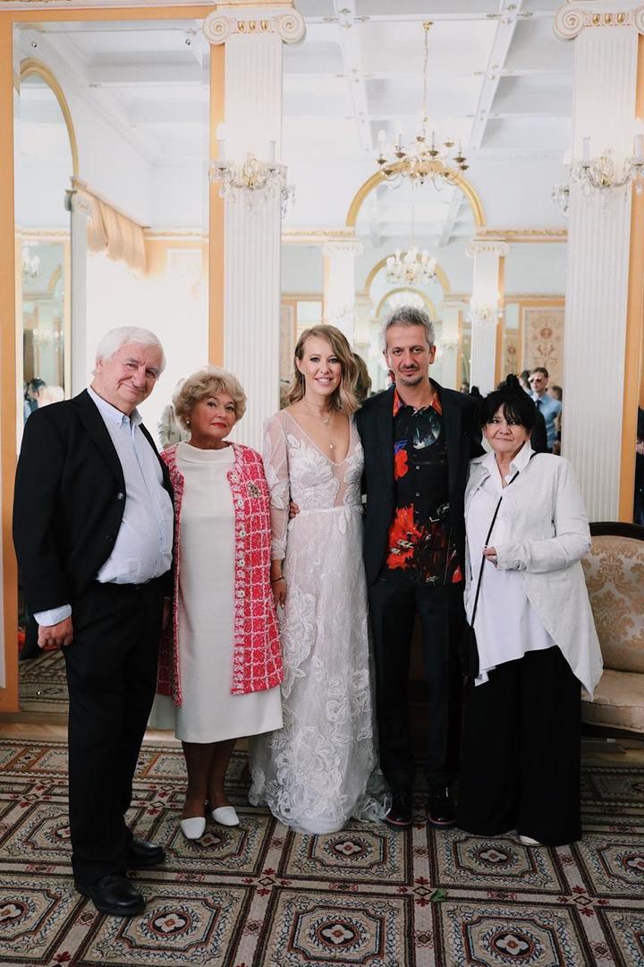 Белое платье, браслеты и катафалк: Ксения Собчак выходит замуж (фото, видео)