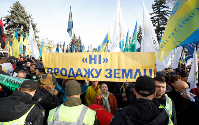 Спустились на землю: как "Слуга народа" Зеленского ищет голоса за земельную реформу