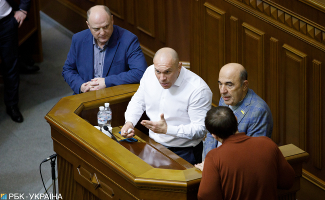 Уперлись в землю: как Рада заблокировала две ключевых реформы Зеленского