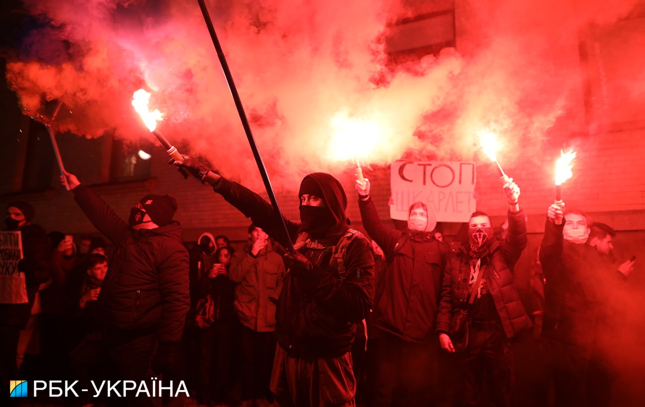 У центрі Києва "вогненний" мітинг: що відбувається