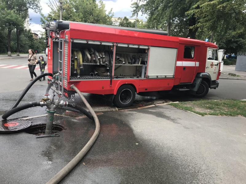 В Киеве на Подоле загорелось аварийное здание