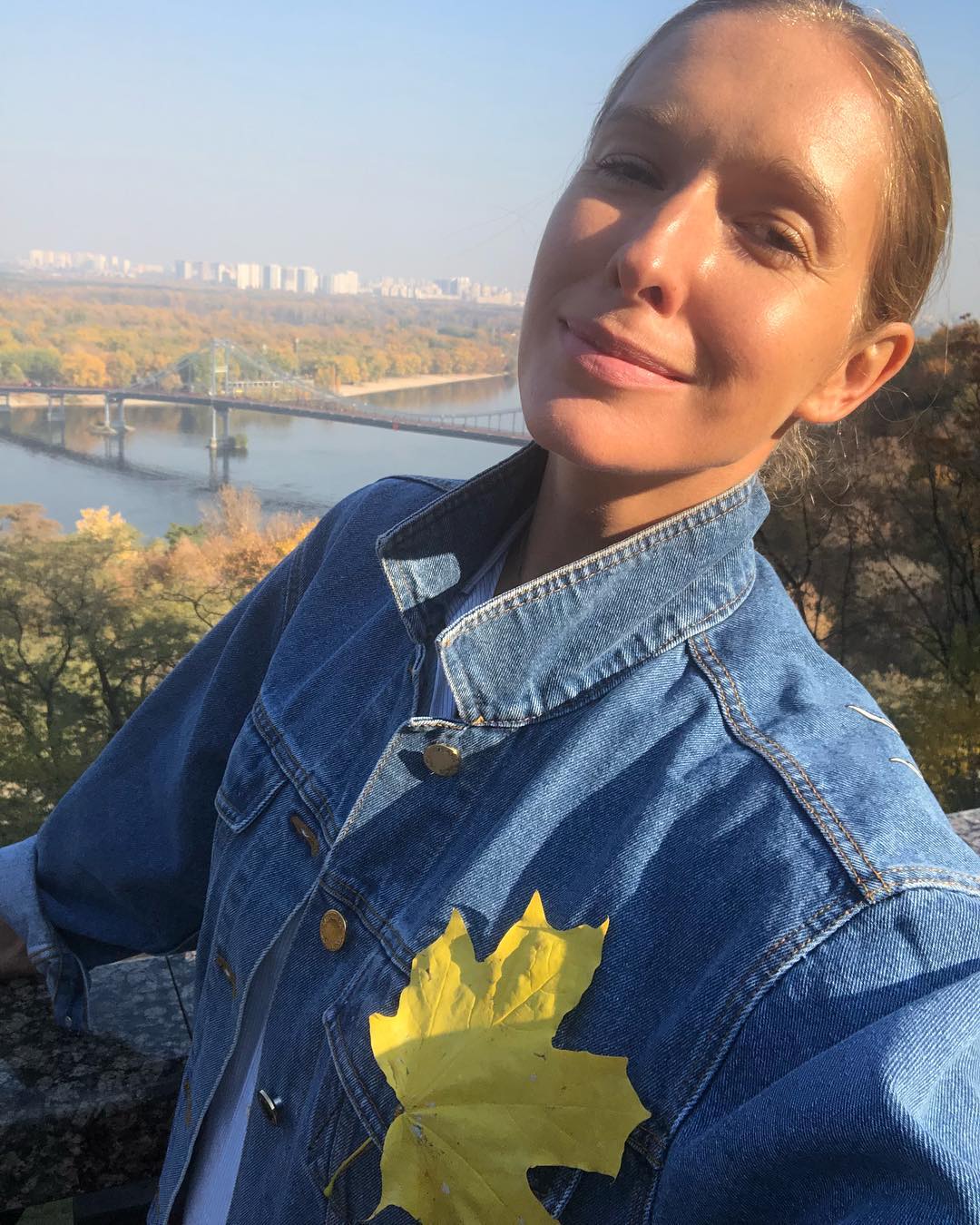 "Красивая даже без тонны косметики": Осадчая прогулялась по Киеву без макияжа