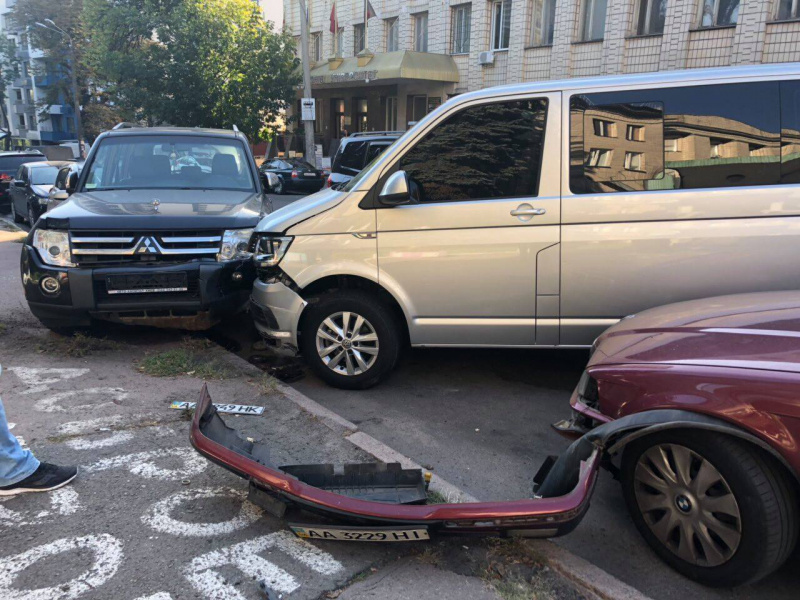 Прослуховування Холодницького: під будівлею САП сталася сутичка з поліцією і спецназом НАБУ (відео)