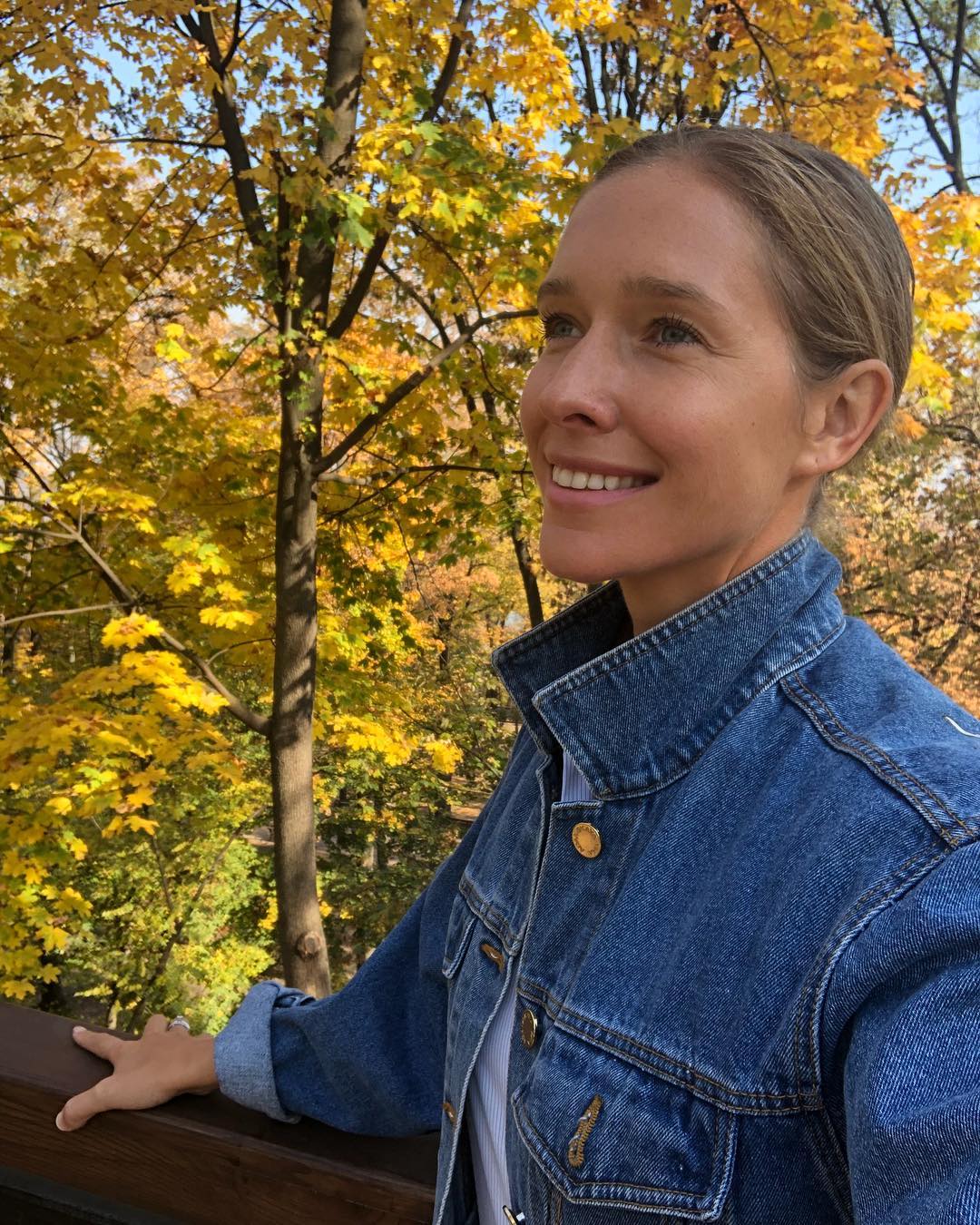 "Красивая даже без тонны косметики": Осадчая прогулялась по Киеву без макияжа