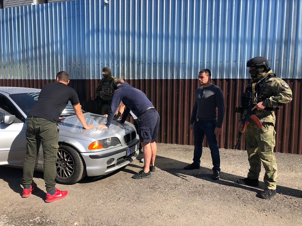 В одной из гостиниц Одессы задержали 25 вооруженных мужчин