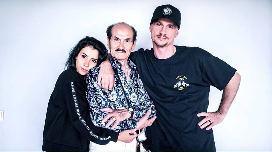 Молодша на півстоліття: 89-річний Чапкіс закрутив роман з з молодою жінкою