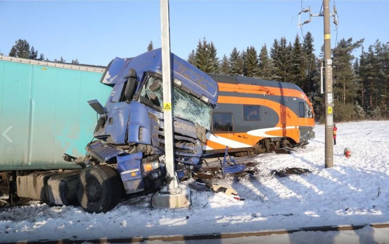 В Эстонии поезд врезался в грузовик, пострадали 9 человек
