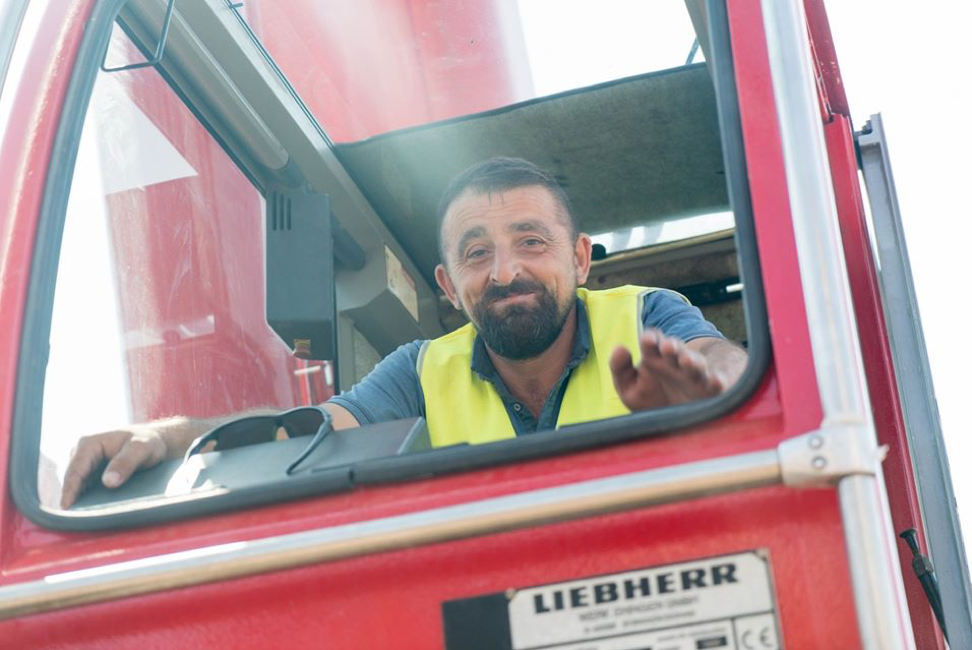 Золотые руки и светлые лица: в сети показали фото работников "Большой стройки"