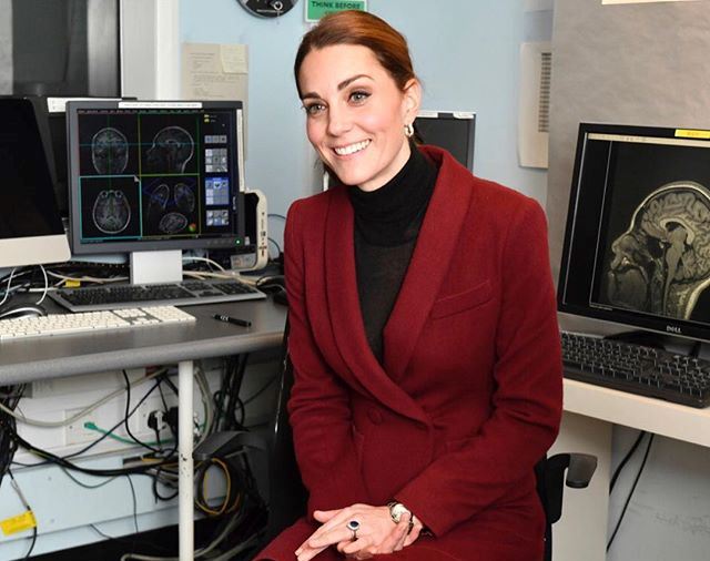 Кейт Міддлтон вийшла у світ в елегантному вбранні