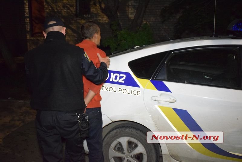 Я твоя мама, не надо: в Николаеве мужчина выбросил с балкона собственную мать