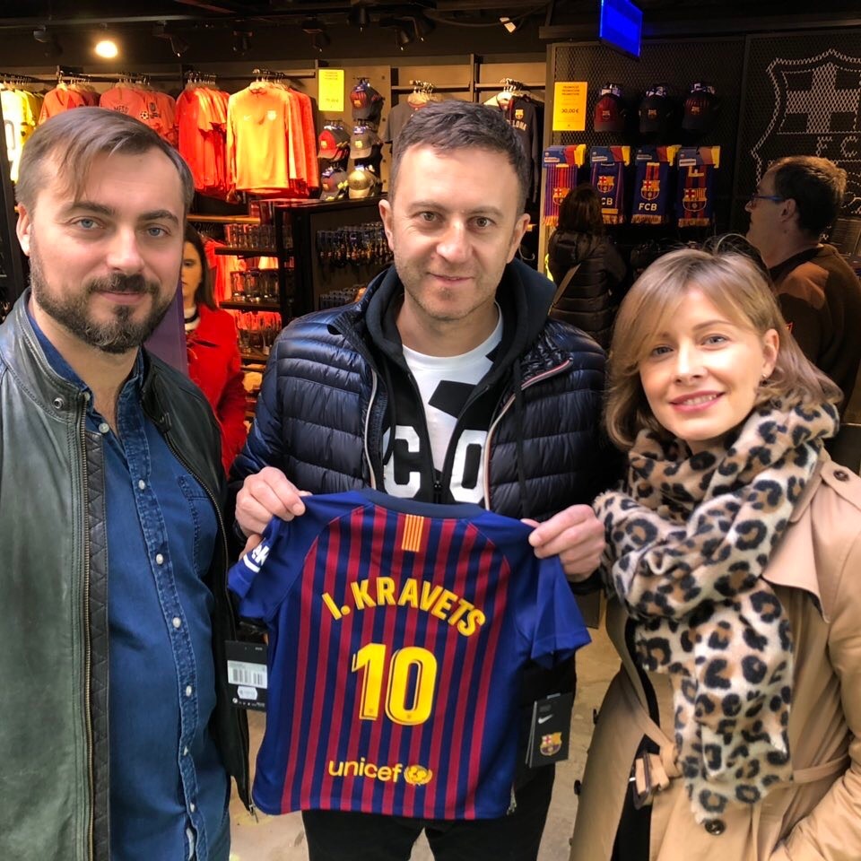 Головна "квартальниця" показала, який дарунок привезла синові з Барселони