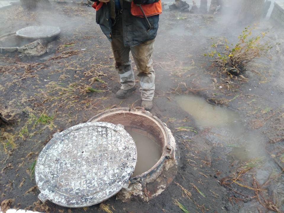 Прорыв трубы в Киеве: ремонтные работы продлятся до завтра