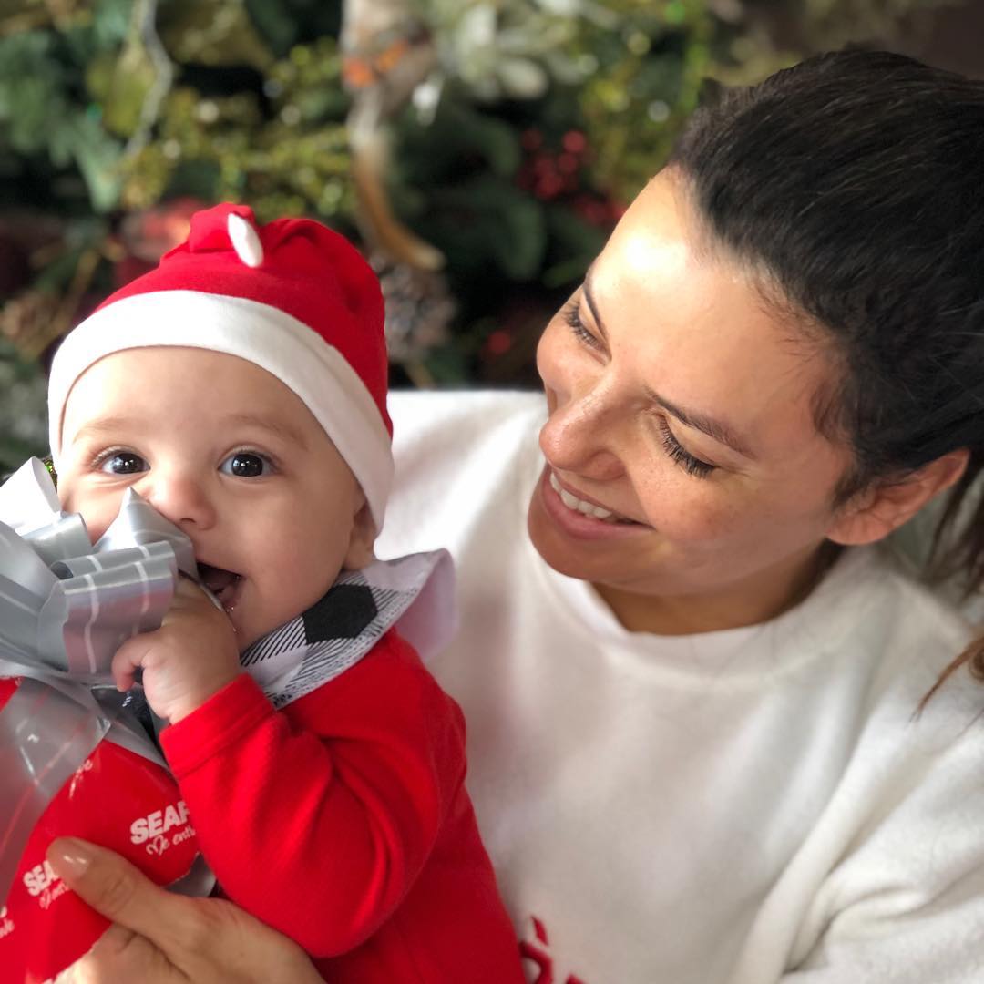 Маленький Санта: Єва Лонгорія розчулила фото сина в новорічному костюмі