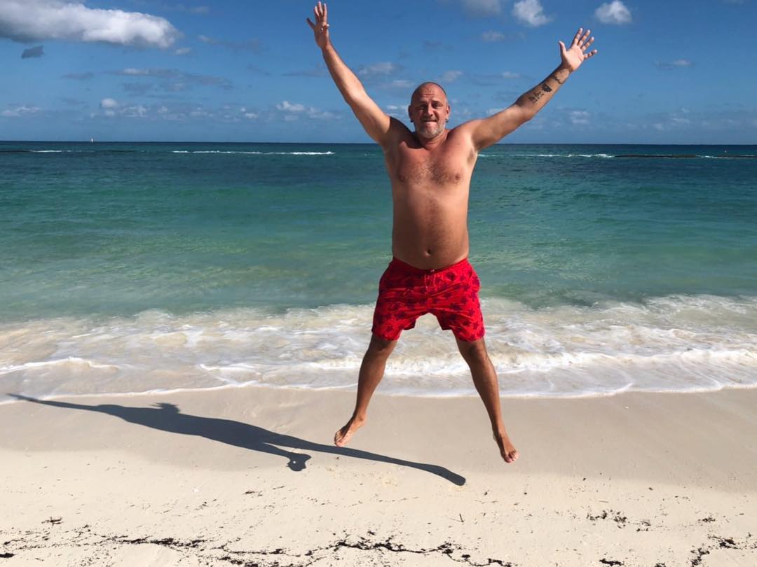 "Жити в кайф!": засмаглий Потап розсмішив мережу забавним фото