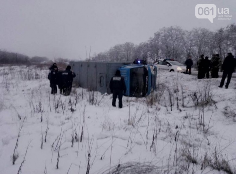 Під Запоріжжям перекинувся автозак з 11 ув'язненими
