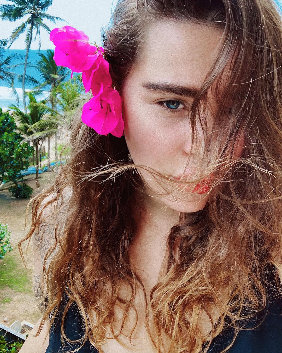 "Сказочные каникулы": группа KAZKA мыла слона и откапывала из снега Жигули