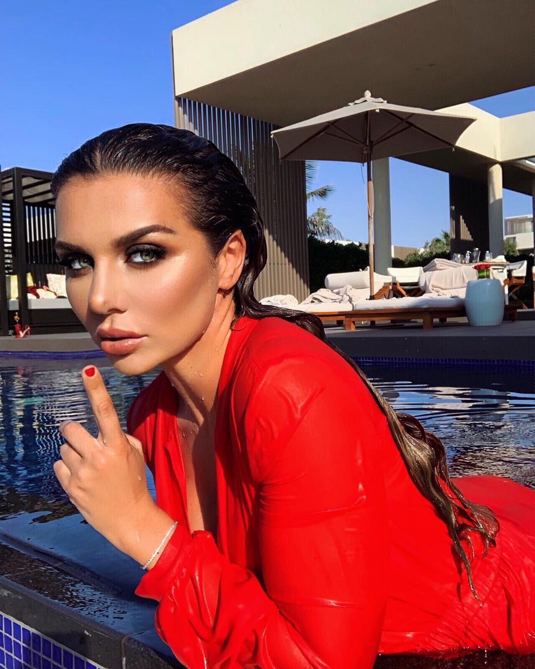 "Прекрасна бестія": Анна Сєдокова пірнула в басейн прямо в сукні