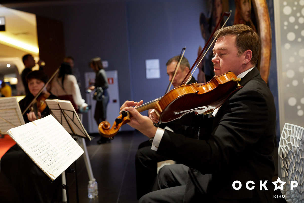 Катерина Кухар с сыном посетила премьеру фильма "Щелкунчик и четыре королевства"