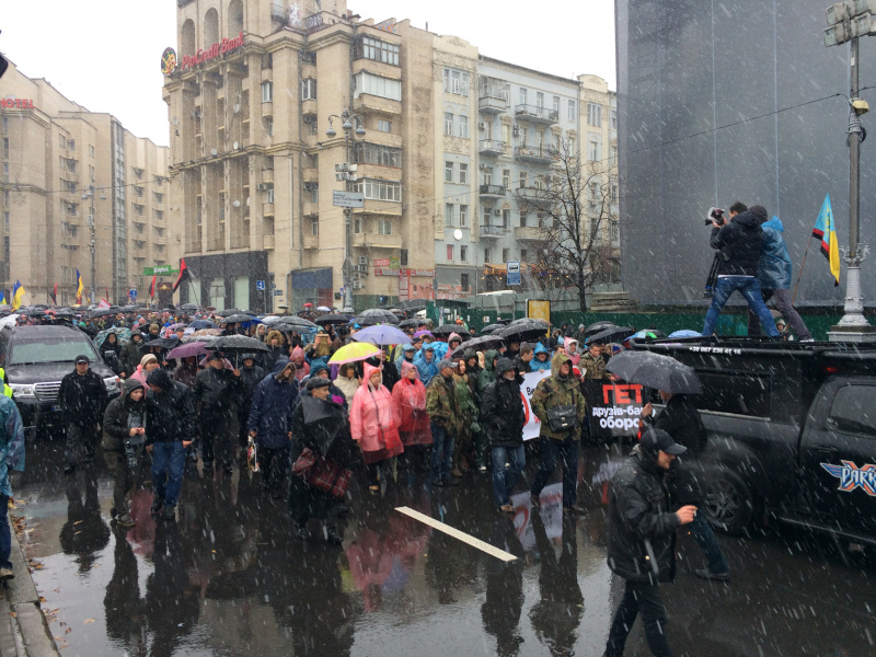 В Киеве на Михайловской площади начался "Марш возмущенных"