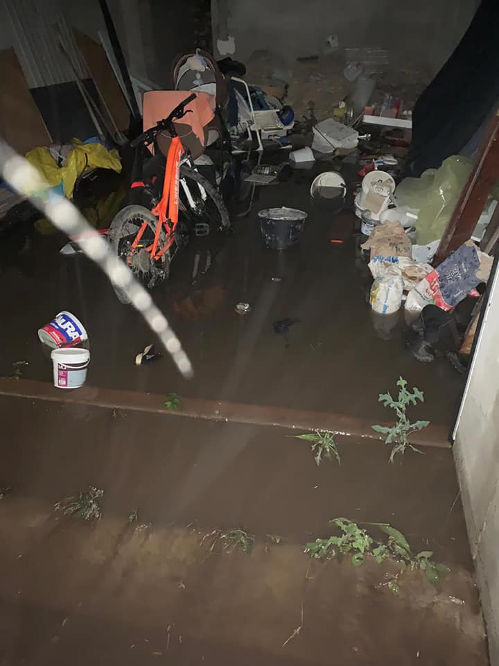 Поваленные деревья и затопленные улицы: под Ровно разбушевалась непогода