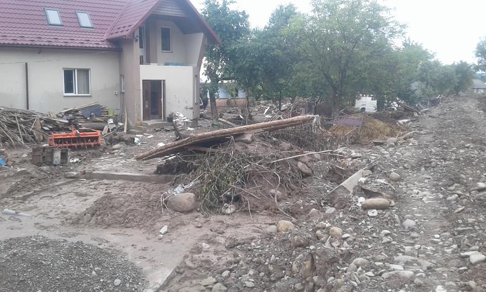 На Прикарпатье разгорелся скандал из-за денежной помощи после наводнения