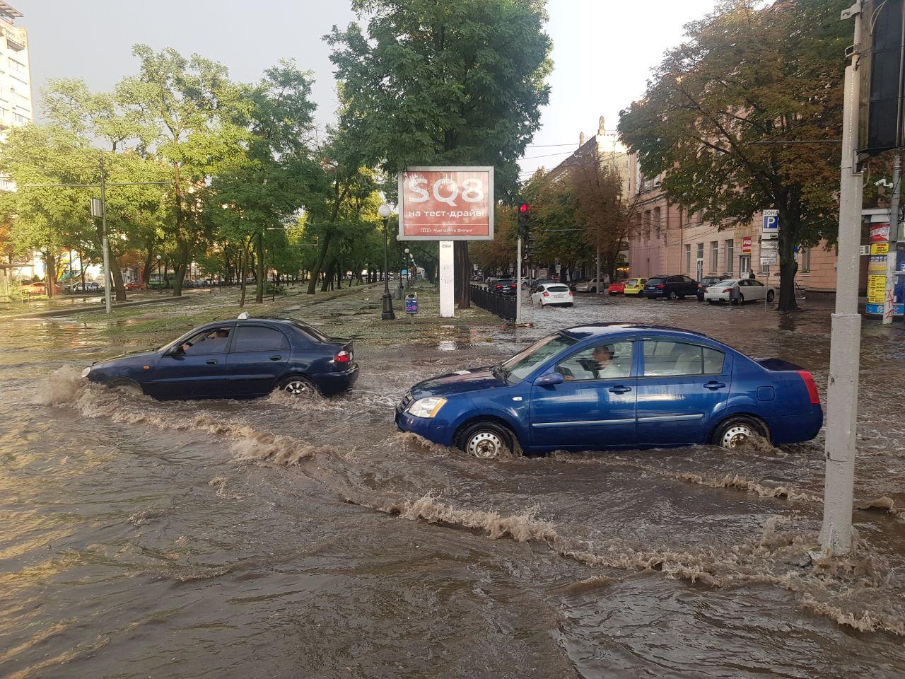 Потужна злива з градом перетворила вулиці Дніпра в засніжені річки: фото та відео