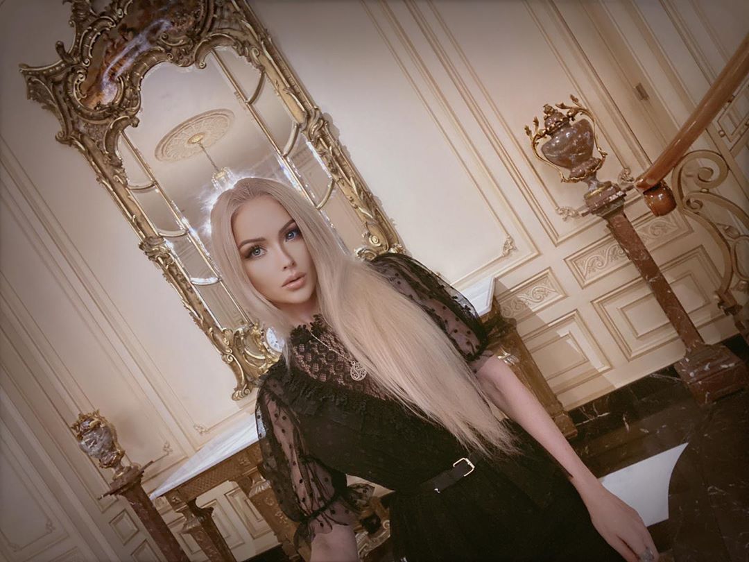 Одесская Барби, которая хотела покончить с собой, стала масоном: ее новые фото поражают