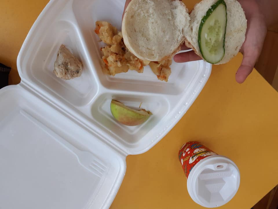 Сухая булка с маслом и гнилое яблоко: чем кормят детей в украинских школах