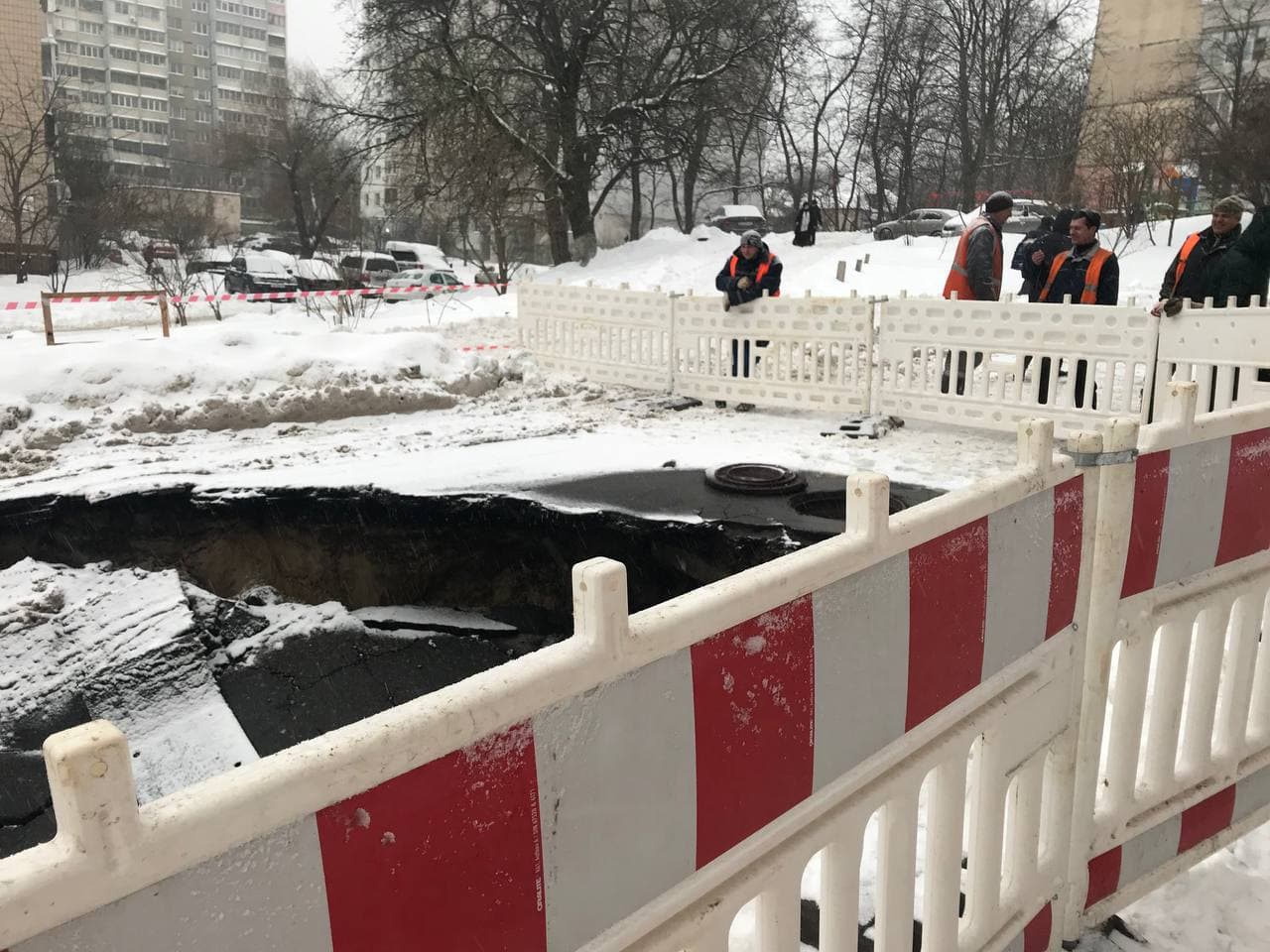У Києві посеред дороги провалився асфальт: утворилася величезна яма (фото)